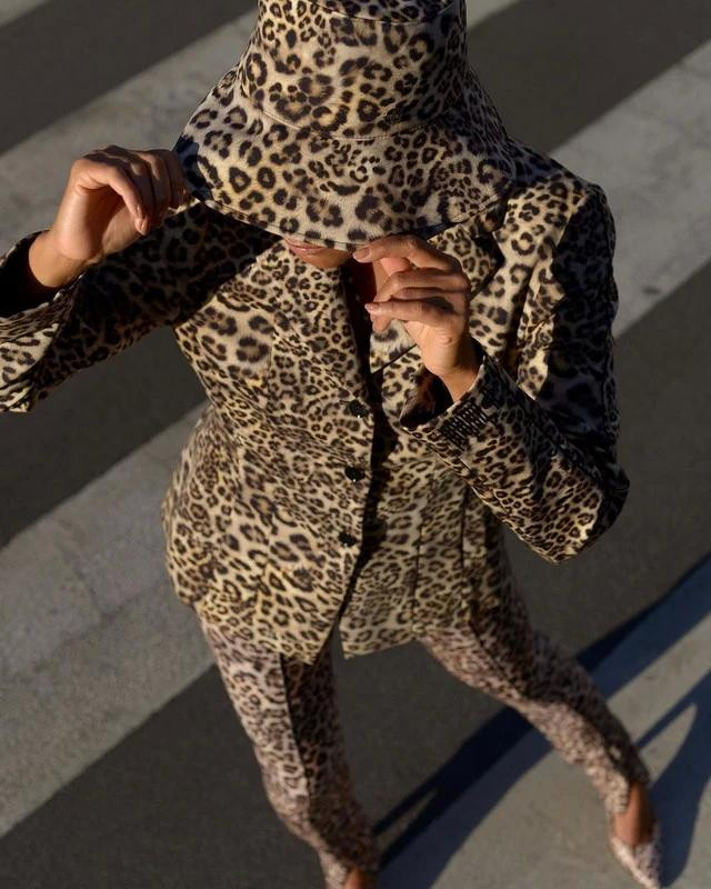 Tamu McPherson diện cả bộ suit da báo, với sự kết hợp đồng điệu từ đầu đến chân, bao gồm cả mũ xô và giày cao gót. Hoang dã, bí ẩn, nồng nhiệt nhưng cực kỳ cuốn hút chính là những đặc điểm mà blogger thời trang muốn chuyển tải đến với người nhìn đối diện. Ảnh:Instagram NV Tamu McPherson diện cả bộ suit da báo, với sự kết hợp đồng điệu từ đầu đến chân, bao gồm cả mũ xô và giày cao gót. Hoang dã, bí ẩn, nồng nhiệt nhưng cực kỳ cuốn hút chính là những đặc điểm mà blogger thời trang muốn chuyển tải đến với người nhìn đối diện. Ảnh:Instagram NV