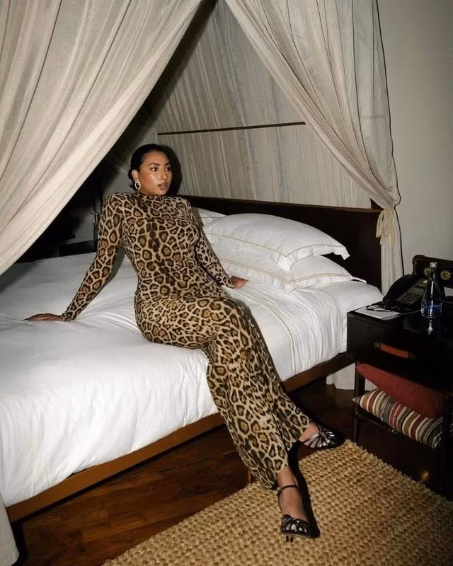 Họa tiết dày đặc xóa tan cảm giác mỏng manh của trang phục và cách gây ấn tượng mạnh nhất là diện cả bộ đầm dài họa tiết như Noorie Ana. Ảnh:Instagram NV