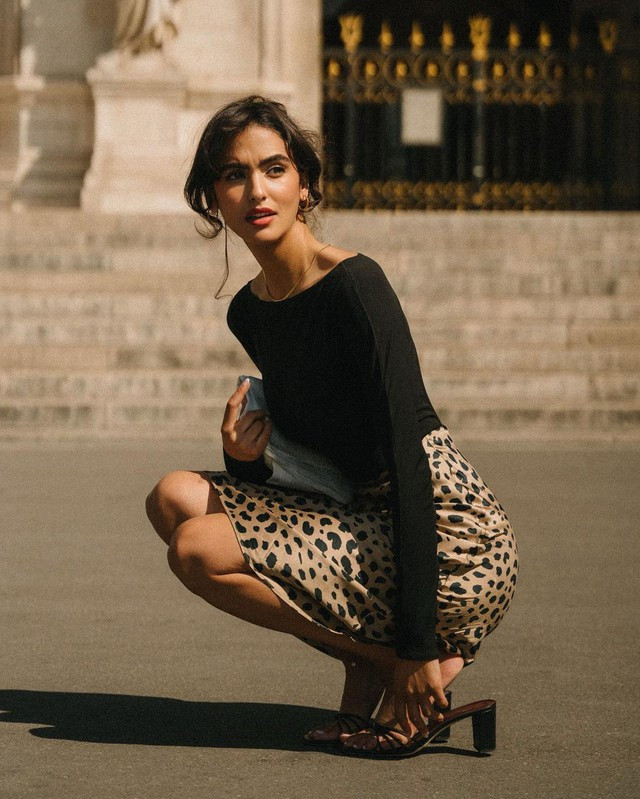 Trang phục họa tiết da báo còn được gọi bằng nhiều cái tên khác nhau như họa tiết báo đốm, họa tiết da động vật... Mỗi nhà mốt lại mang đến một bản phối khác biệt cho những chiếc đầm liền, chân váy, áo kiểu, jacket... da báo. Do vậy dù có chung một cái tên nhưng trang phục mang họa tiết này lại có vô số cách hiển thị khác nhau. Ảnh: @junybreeze Trang phục họa tiết da báo còn được gọi bằng nhiều cái tên khác nhau như họa tiết báo đốm, họa tiết da động vật... Mỗi nhà mốt lại mang đến một bản phối khác biệt cho những chiếc đầm liền, chân váy, áo kiểu, jacket... da báo. Do vậy dù có chung một cái tên nhưng trang phục mang họa tiết này lại có vô số cách hiển thị khác nhau. Ảnh: @junybreeze