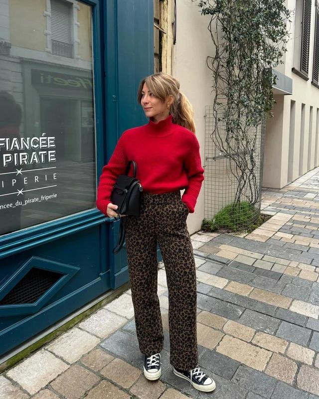 Không chỉ cực kỳ ăn nhập với trang phục màu đen, các món đồ da báo còn có thể được phối cùng tông đỏ, nâu camel, vàng cát hay màu xám sang trọng. Nàng có thể thử theo cách của cô nàng Clémence Guerin, kết hợp chiếc quần dạ da báo và áo len đỏ đô để có được cảm giác thoải mái, thư giãn cùng vẻ ngoài ấn tượng để đi dạo, hẹn hò cà phê... Ảnh: Instagram NV Không chỉ cực kỳ ăn nhập với trang phục màu đen, các món đồ da báo còn có thể được phối cùng tông đỏ, nâu camel, vàng cát hay màu xám sang trọng. Nàng có thể thử theo cách của cô nàng Clémence Guerin, kết hợp chiếc quần dạ da báo và áo len đỏ đô để có được cảm giác thoải mái, thư giãn cùng vẻ ngoài ấn tượng để đi dạo, hẹn hò cà phê... Ảnh: Instagram NV
