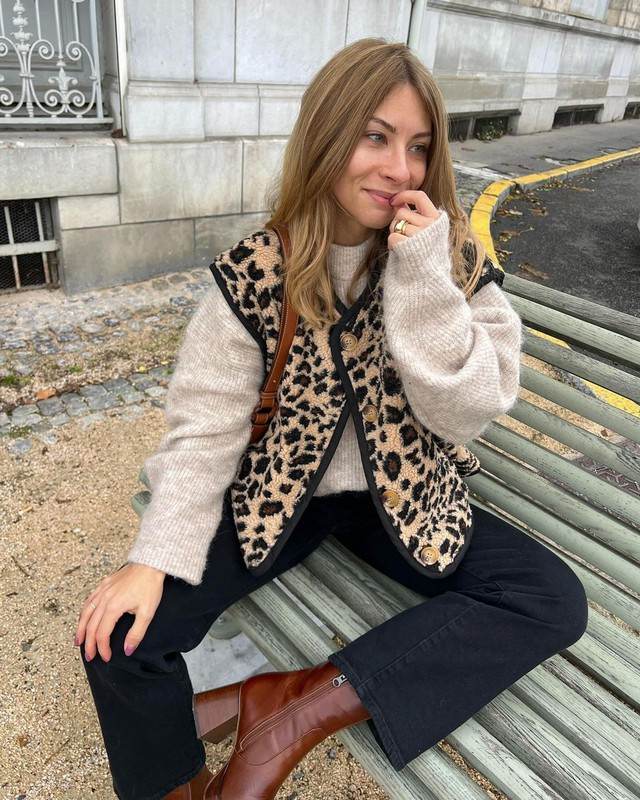 Nếu e ngại việc sử dụng trang phục có họa tiết dày đặc làm rối mắt, quý cô có thể áp dụng cách thêm vào bộ trang phục trong những ngày mùa đông một món đồ có họa tiết da động vật như quý cô Clemence Guerin. Áo gi lê lông cừu ấm áp thêm phần cá tính bởi họa tiết mặc khoác ngoài áo len, quần jeans và bốt da cổ thấp. Ảnh:Instagram NV Nếu e ngại việc sử dụng trang phục có họa tiết dày đặc làm rối mắt, quý cô có thể áp dụng cách thêm vào bộ trang phục trong những ngày mùa đông một món đồ có họa tiết da động vật như quý cô Clemence Guerin. Áo gi lê lông cừu ấm áp thêm phần cá tính bởi họa tiết mặc khoác ngoài áo len, quần jeans và bốt da cổ thấp. Ảnh:Instagram NV