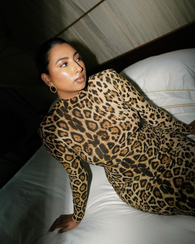 Fashionista Noorie Ana cho thấy trang phục tiệc tùng mang họa tiết hoang dã này mang đến sức cuốn hút mạnh mẽ như thế nào. Các bộ bodysuit, váy dài trên các chất liệu co giãn tốt có thể tùy biến kích cỡ của các đốm họa tiết, qua đó tạo ra hiệu ứng hình ảnh mãn nhãn tôn vinh những đường cong quyến rũ của người mặc. Ảnh: Instagram NV Fashionista Noorie Ana cho thấy trang phục tiệc tùng mang họa tiết hoang dã này mang đến sức cuốn hút mạnh mẽ như thế nào. Các bộ bodysuit, váy dài trên các chất liệu co giãn tốt có thể tùy biến kích cỡ của các đốm họa tiết, qua đó tạo ra hiệu ứng hình ảnh mãn nhãn tôn vinh những đường cong quyến rũ của người mặc. Ảnh: Instagram NV