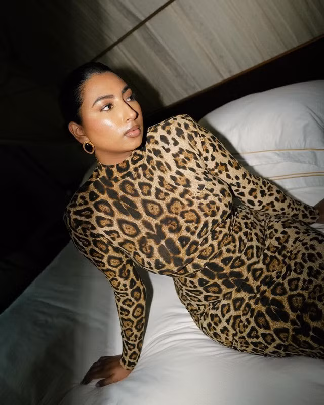 Fashionista Noorie Ana cho thấy trang phục tiệc tùng mang họa tiết hoang dã này mang đến sức cuốn hút mạnh mẽ như thế nào. Các bộ bodysuit, váy dài trên các chất liệu co giãn tốt có thể tùy biến kích cỡ của các đốm họa tiết, qua đó tạo ra hiệu ứng hình ảnh mãn nhãn tôn vinh những đường cong quyến rũ của người mặc. Ảnh: Instagram NV