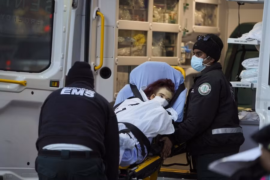 Chuyển bệnh nhân COVID-19 tới bệnh viện ở New York, Mỹ. (Ảnh: THX/TTXVN)