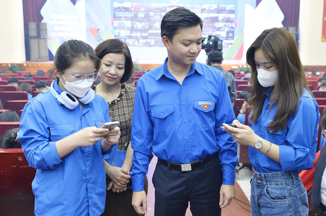 Cuộc thi về Nghị quyết Đại hội Đoàn toàn quốc có gần 1 triệu người hưởng ứng - Ảnh 3. Anh Nguyễn Minh Triết trao đổi và hướng dẫn thí sinh tham gia cuộc thi. Ảnh: Vũ Đức