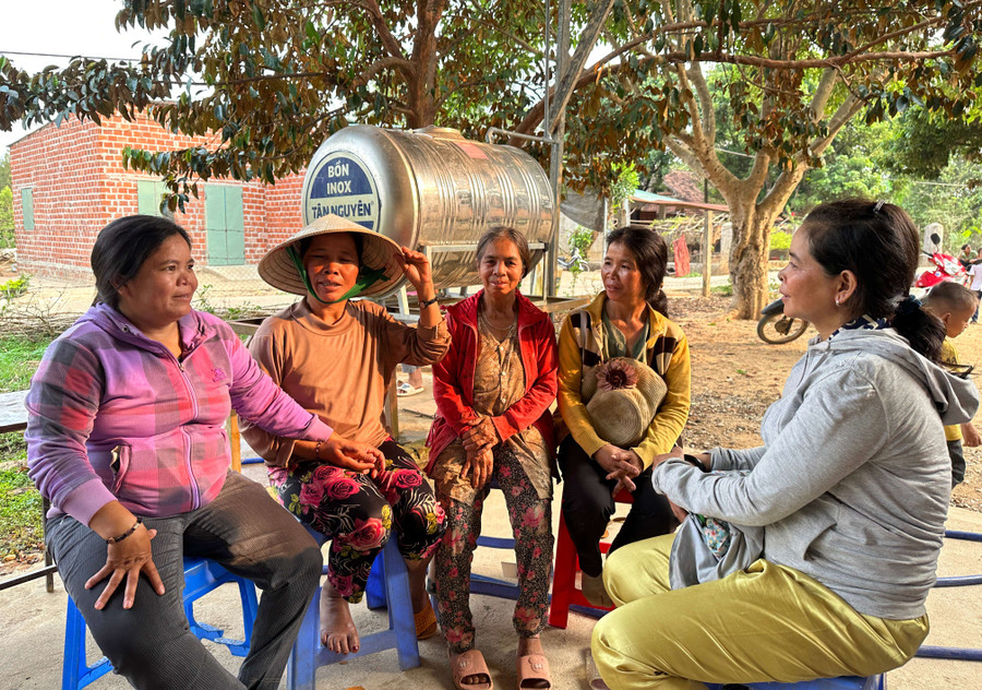 Chị Y Teh (trái ngoài cùng) đang vận động, tuyên truyền chị em trong thôn. Ảnh: V.T