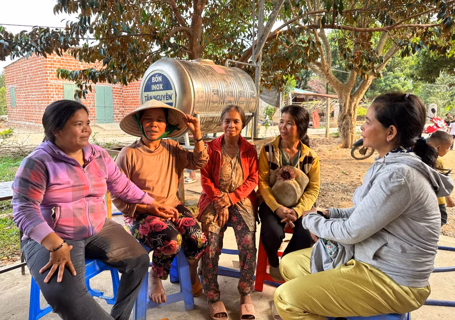 Chị Y Teh (trái ngoài cùng) đang vận động, tuyên truyền chị em trong thôn. Ảnh: V.T