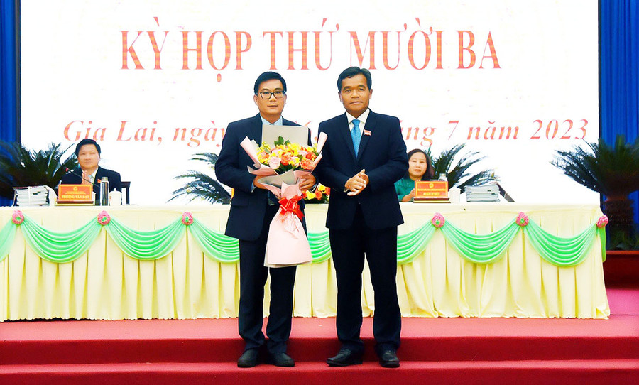 Chủ tịch HĐND tỉnh Hồ Văn Niên tặng hoa chúc mừng ông Phạm Minh Trung-Giám đốc Sở Tài nguyên và Môi trường trúng cử Ủy viên UBND tỉnh Gia Lai khóa XII (nhiệm kỳ 2021-2026). Ảnh: Đức Thụy Chủ tịch HĐND tỉnh Hồ Văn Niên tặng hoa chúc mừng ông Phạm Minh Trung-Giám đốc Sở Tài nguyên và Môi trường trúng cử Ủy viên UBND tỉnh Gia Lai khóa XII (nhiệm kỳ 2021-2026). Ảnh: Đức Thụy