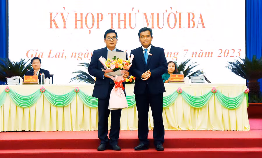 Chủ tịch HĐND tỉnh Hồ Văn Niên tặng hoa chúc mừng ông Phạm Minh Trung-Giám đốc Sở Tài nguyên và Môi trường trúng cử Ủy viên UBND tỉnh Gia Lai khóa XII (nhiệm kỳ 2021-2026). Ảnh: Đức Thụy
