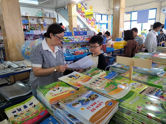 Phụ huynh chọn sách giáo khoa cho con vào đầu năm học mới. Ảnh: TẤN THẠNH