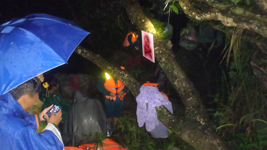 ALực lượng huyện Di Linh huy động giải cứu 3 thiếu niên mắc kẹt trên sông Đồng Nai