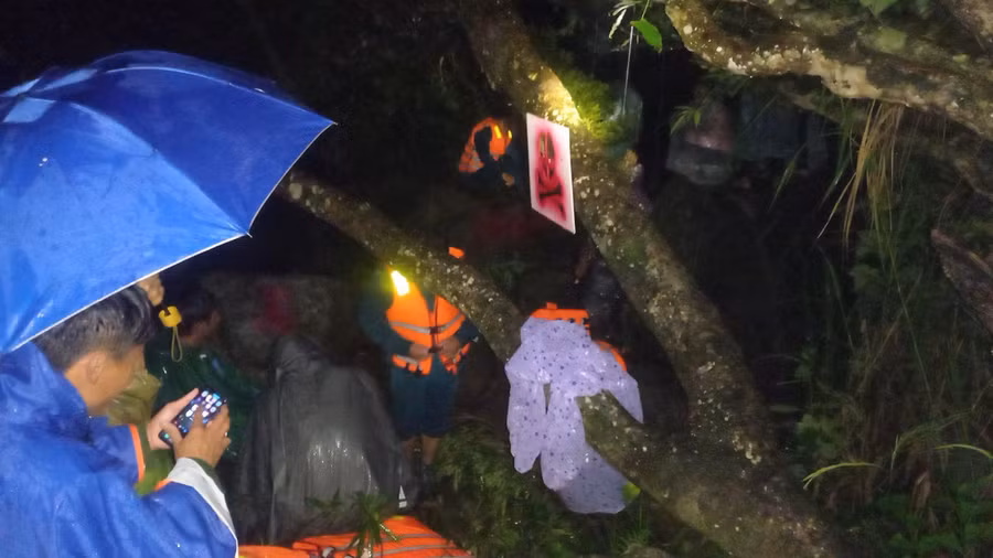 ALực lượng huyện Di Linh huy động giải cứu 3 thiếu niên mắc kẹt trên sông Đồng Nai