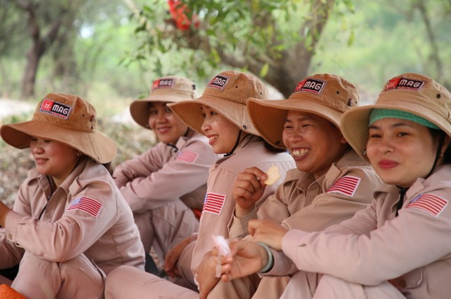 Phút giải lao giữa giờ của các thành viên viên Đội rà phá bom mìn nữ (MAT 19). Phút giải lao giữa giờ của các thành viên viên Đội rà phá bom mìn nữ (MAT 19).