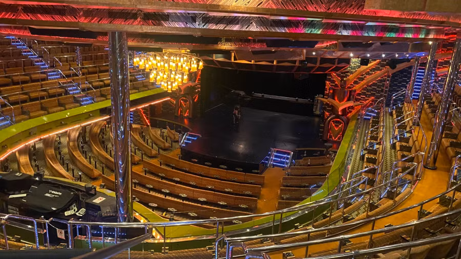 Rạp chiếu phim rộng lớn. Ảnh: HOÀNG TRUNG