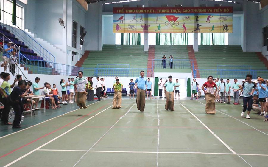 Môn nhảy bao bố đã mang đến bầu không khí sôi động cho Hội thao. Ảnh: Văn Ngọc