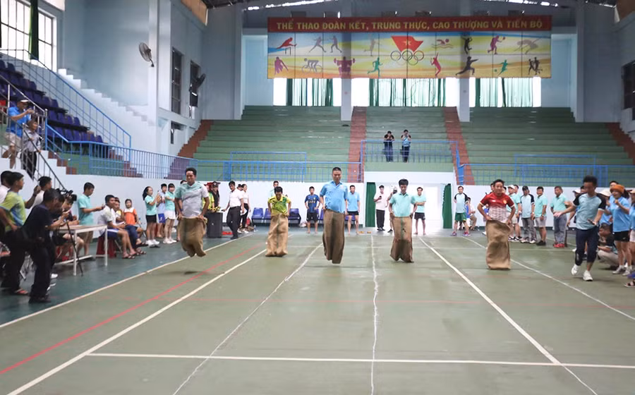 Môn nhảy bao bố đã mang đến bầu không khí sôi động cho Hội thao. Ảnh: Văn Ngọc