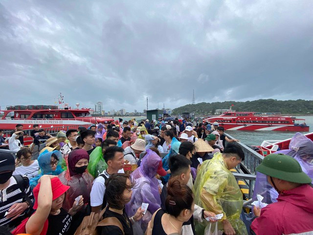 Khách du lịch lên tàu về đất liền vào trưa ngày 22-7 Khách du lịch lên tàu về đất liền vào trưa ngày 22-7