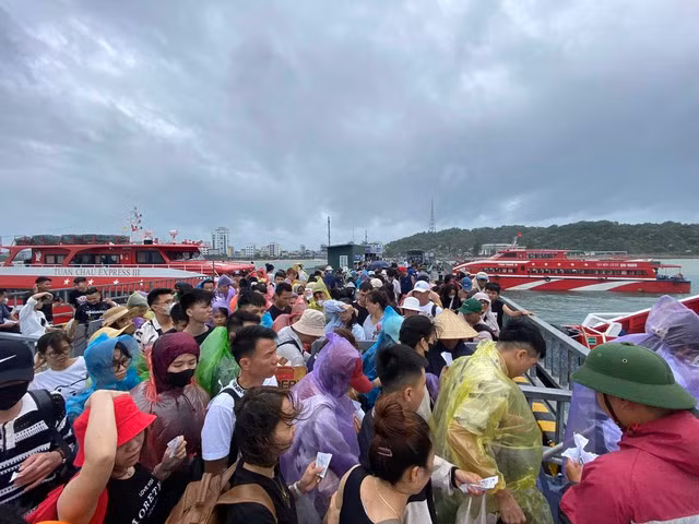 Khách du lịch lên tàu về đất liền vào trưa ngày 22-7