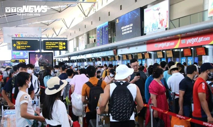 Hành khách làm thủ tục tại Sân bay Quốc tế Đà Nẵng. Hành khách làm thủ tục tại Sân bay Quốc tế Đà Nẵng.