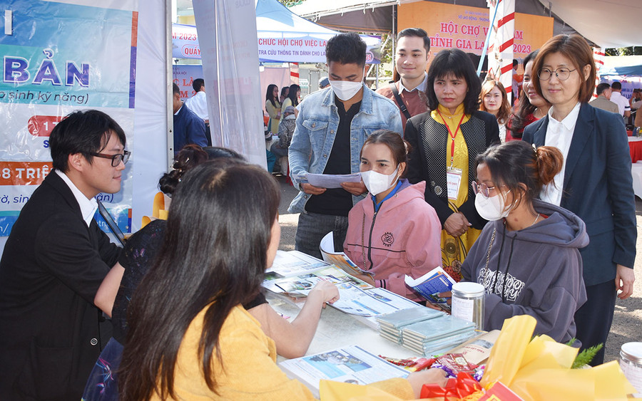 Trung tâm lao động ngoài nước, Bộ Lao động-Thương binh và Xã hội giới thiệu thị trường đi làm việc ở nước ngoài theo hợp đồng phi lợi nhuận. Ảnh: Đinh Yến Trung tâm lao động ngoài nước, Bộ Lao động-Thương binh và Xã hội giới thiệu thị trường đi làm việc ở nước ngoài theo hợp đồng phi lợi nhuận. Ảnh: Đinh Yến