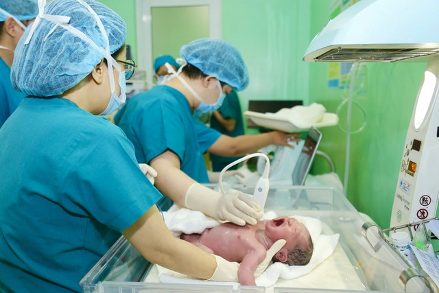 Khi vừa mổ xong, em bé có cân nặng 2,7 kg, hồng hào giống như bao em bé khỏe mạnh khác được chào đời. BỆNH VIỆN CUNG CẤP