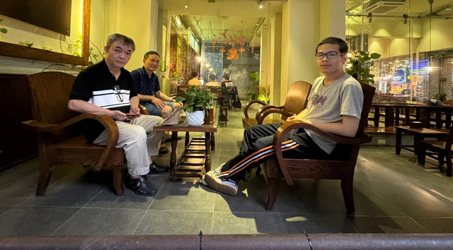 Khi du học, Trí cho biết sẽ nhớ về những nét văn hóa Việt Nam như không khí đường phố tấp nập, quán xá vỉa hè, bạn bè ngồi trà đá với nhau... Ảnh NGUYỄN QUỐC- TRẦN BÌNH Khi du học, Trí cho biết sẽ nhớ về những nét văn hóa Việt Nam như không khí đường phố tấp nập, quán xá vỉa hè, bạn bè ngồi trà đá với nhau... Ảnh NGUYỄN QUỐC- TRẦN BÌNH