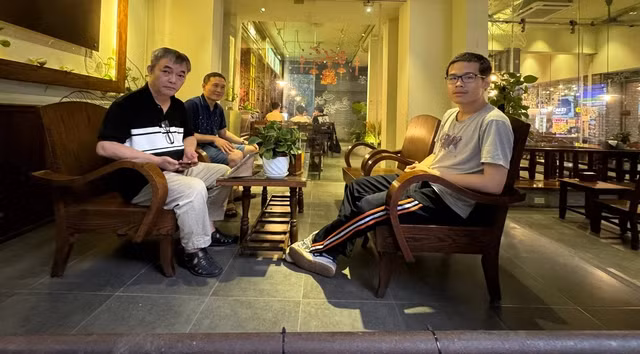 Khi du học, Trí cho biết sẽ nhớ về những nét văn hóa Việt Nam như không khí đường phố tấp nập, quán xá vỉa hè, bạn bè ngồi trà đá với nhau... Ảnh NGUYỄN QUỐC- TRẦN BÌNH