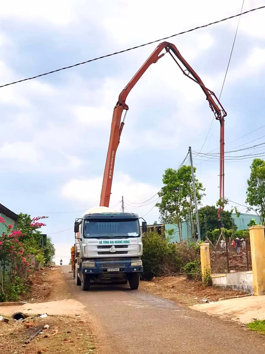 Vòi bơm của xe bồn bê tông tươi dễ gây mất an toàn lưới điện. Ảnh: Minh Nguyễn