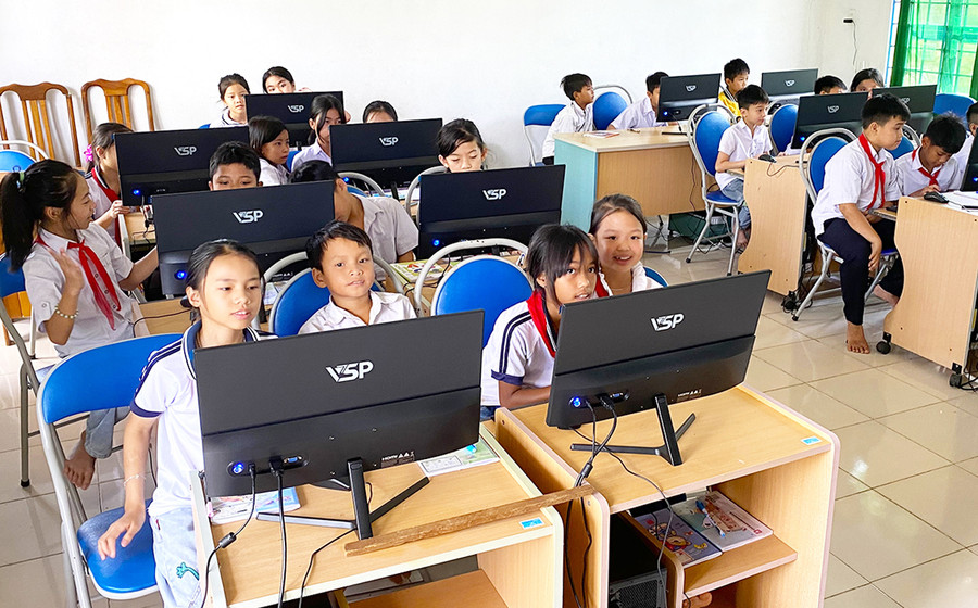 Các em học sinh Trường Tiểu học Kông Lơng Khơng (huyện Kbang) vui mừng khi được học trên những chiếc máy tính mới. Ảnh: H.Đ.T