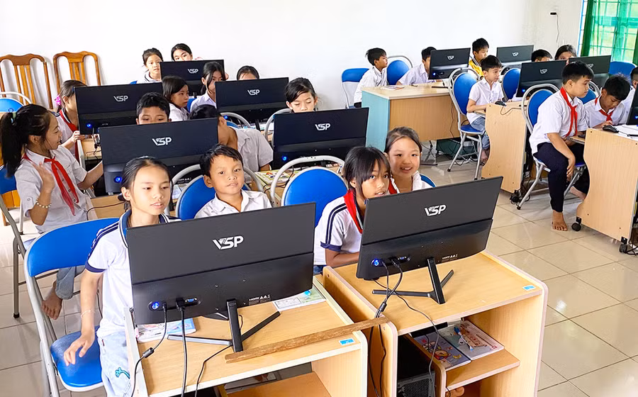 Các em học sinh Trường Tiểu học Kông Lơng Khơng (huyện Kbang) vui mừng khi được học trên những chiếc máy tính mới. Ảnh: H.Đ.T
