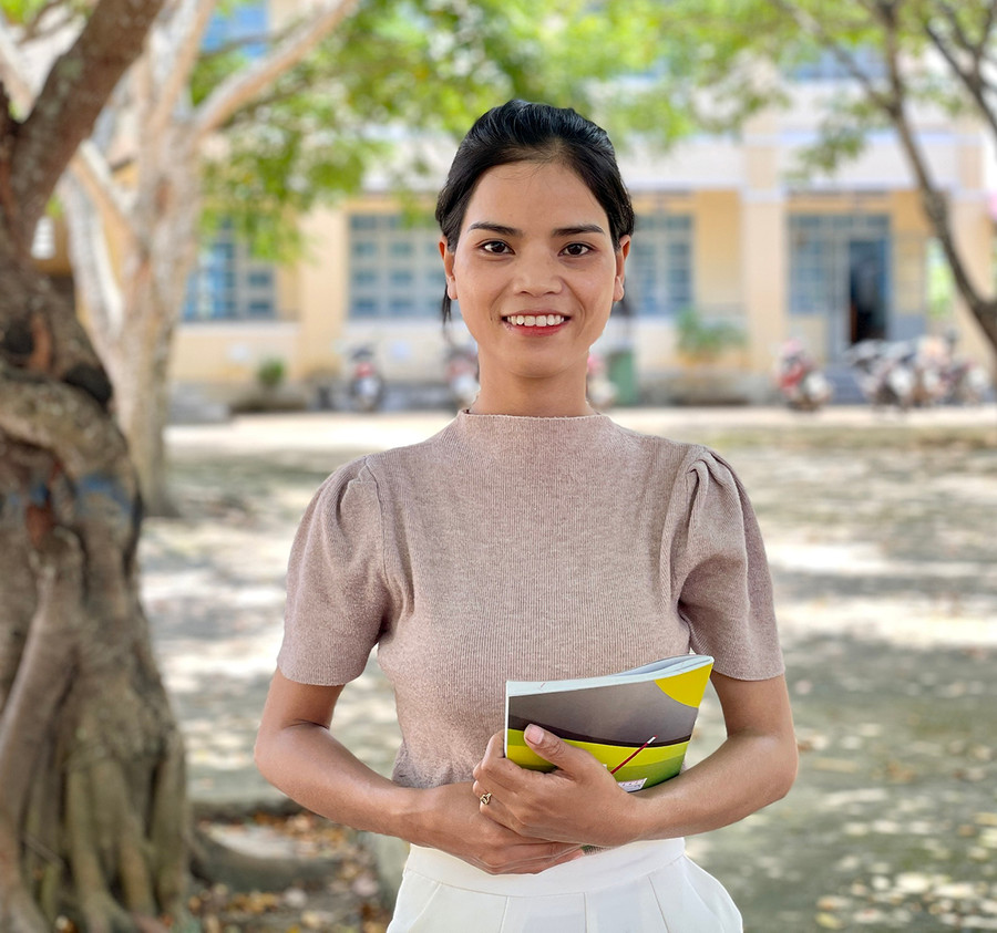 Cô giáo trẻ Y Nết là người đầu tiên ở xã Kon Pne tốt nghiệp đại học. Ảnh: P.D