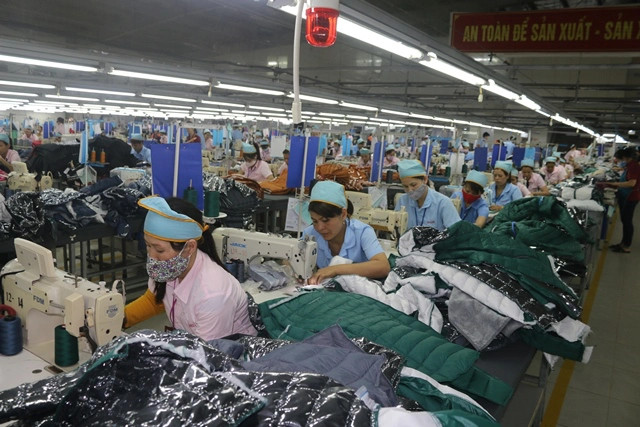 Công nhân làm việc tại một nhà máy may có vốn đầu tư nước ngoài (FĐI) trên địa bàn huyện Vĩnh Lộc, tỉnh Thanh Hóa Công nhân làm việc tại một nhà máy may có vốn đầu tư nước ngoài (FĐI) trên địa bàn huyện Vĩnh Lộc, tỉnh Thanh Hóa