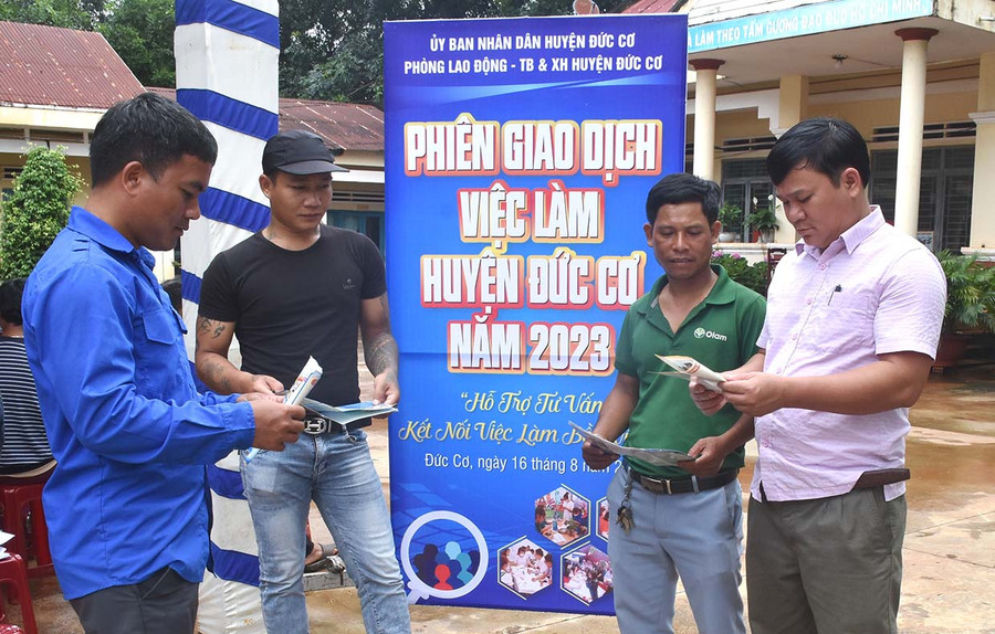 Cán bộ Phòng Lao động-Thương binh và Xã hội huyện Đức Cơ tuyên truyền về thị trường việc làm và chính sách BHTN cho người lao động xã Ia Dơk. Ảnh: U.N
