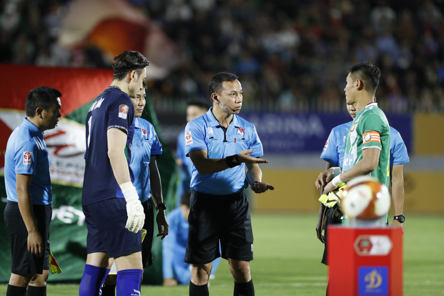 Trọng tài Nguyễn Trung Kiên điều khiển trận đấu, bị nhiều khán giả quá khích phản ứng Trọng tài Nguyễn Trung Kiên điều khiển trận đấu, bị nhiều khán giả quá khích phản ứng