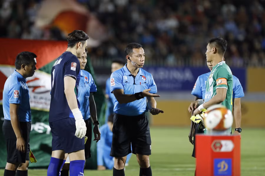 Trọng tài Nguyễn Trung Kiên điều khiển trận đấu, bị nhiều khán giả quá khích phản ứng