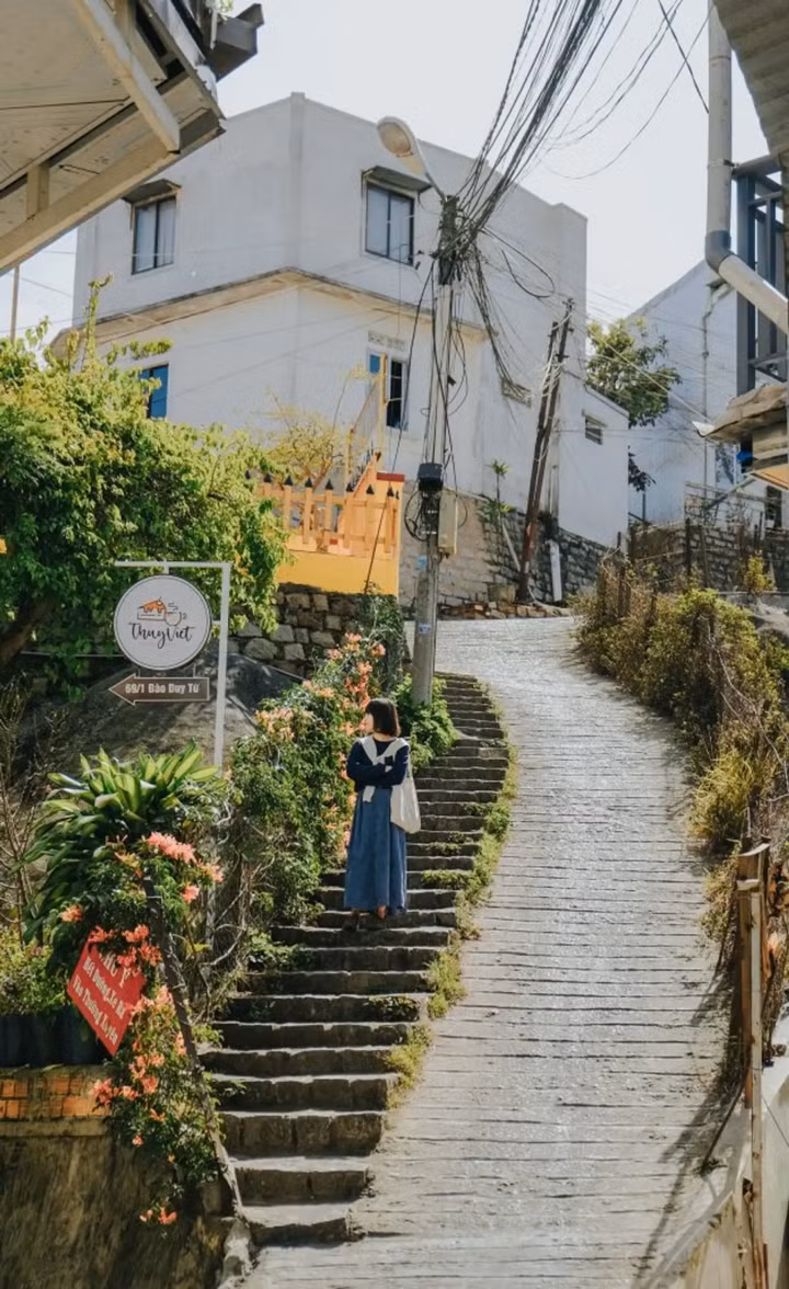 Con dốc đã từng xuất hiện trong không ít bộ phim điện ảnh và MV ca nhạc, nổi bật là bộ phim "Tháng Năm Rực Rỡ" được lòng khán giả trẻ. Con dốc đã từng xuất hiện trong không ít bộ phim điện ảnh và MV ca nhạc, nổi bật là bộ phim "Tháng Năm Rực Rỡ" được lòng khán giả trẻ.