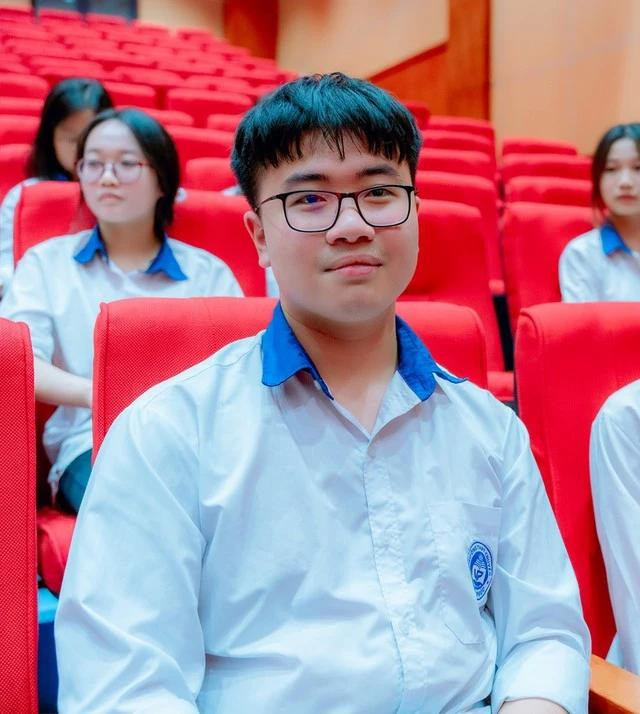 Nguyễn Lê Hoàng Long, học sinh lớp 12A3, Trường THPT chuyên Vĩnh Phúc, vừa đoạt giải nhất môn tin học trong kỳ thi chọn học sinh giỏi quốc gia năm học 2023 – 2024. ẢNH: NVCC