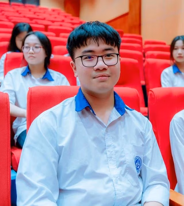 Nguyễn Lê Hoàng Long, học sinh lớp 12A3, Trường THPT chuyên Vĩnh Phúc, vừa đoạt giải nhất môn tin học trong kỳ thi chọn học sinh giỏi quốc gia năm học 2023 – 2024. ẢNH: NVCC