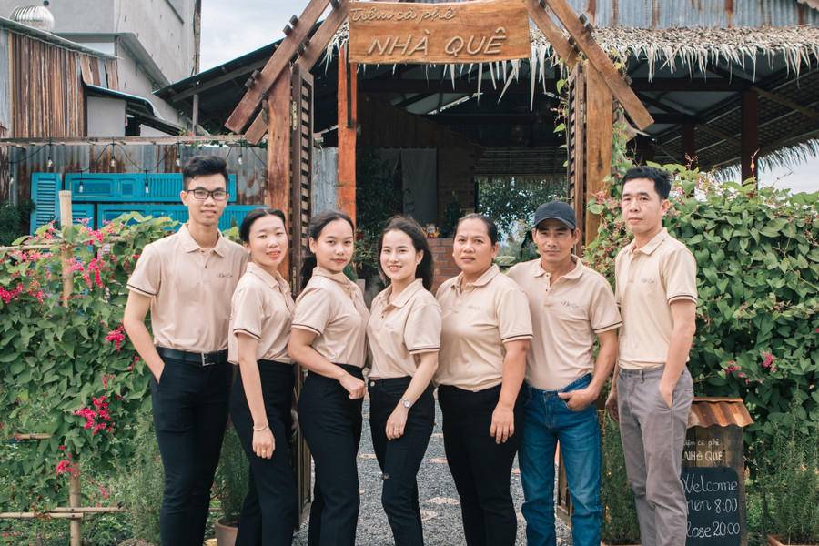 Chị Hạnh (giữa) bỏ phố về quê dựng quán cà phê đầy thơ mộng trên cánh đồng. Ảnh: Duy Tân Chị Hạnh (giữa) bỏ phố về quê dựng quán cà phê đầy thơ mộng trên cánh đồng. Ảnh: Duy Tân