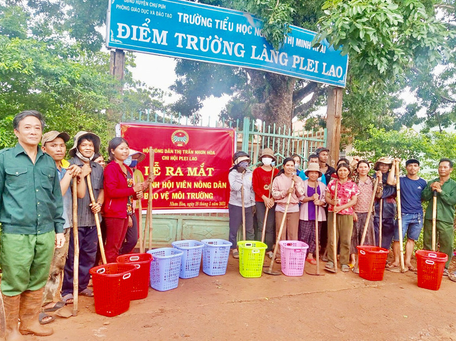 Mô hình “Hội viên nông dân tham gia bảo vệ môi trường” tại làng Plei Lao (thị trấn Nhơn Hòa, huyện Chư Pưh) thu hút 38 hội viên tham gia. Ảnh: H.T Mô hình “Hội viên nông dân tham gia bảo vệ môi trường” tại làng Plei Lao (thị trấn Nhơn Hòa, huyện Chư Pưh) thu hút 38 hội viên tham gia. Ảnh: H.T