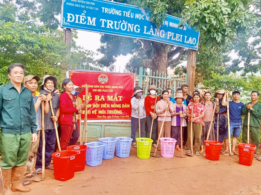 Mô hình “Hội viên nông dân tham gia bảo vệ môi trường” tại làng Plei Lao (thị trấn Nhơn Hòa, huyện Chư Pưh) thu hút 38 hội viên tham gia. Ảnh: H.T