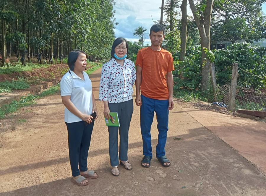 Bà Trần Thị Như Hoa (ở giữa) đi tuyên truyền, vận động người dân. Ảnh: Phương Dung