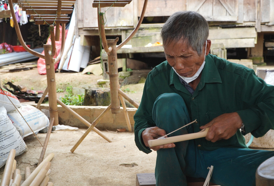 Ông A Neng tỉ mỉ vót từng ống đàn. Ảnh: V.T