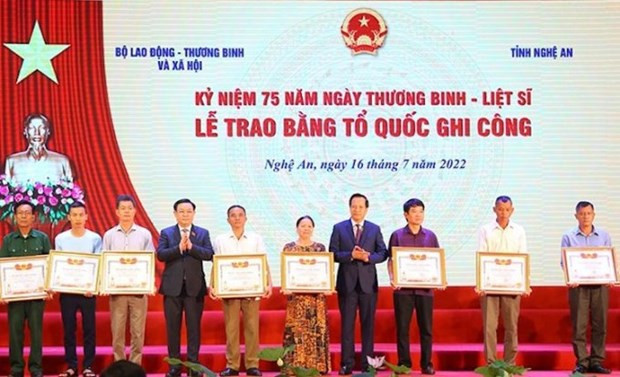 Đại diện lãnh đạo Đảng, Nhà nước trực tiếp trao bằng Tổ quốc ghi công cho thân nhân liệt sỹ. (Ảnh: PV/Vietnam+) Đại diện lãnh đạo Đảng, Nhà nước trực tiếp trao bằng Tổ quốc ghi công cho thân nhân liệt sỹ. (Ảnh: PV/Vietnam+)