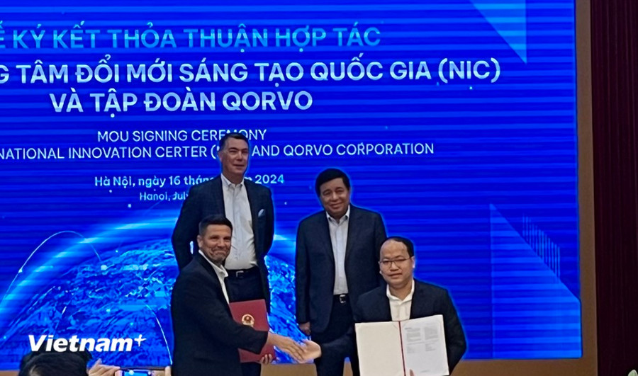 Lễ trao Biên bản ghi nhớ hợp tác (MOU) giữa NIC và Qorvo diễn ra dưới sự chứng kiến của Bộ trưởng Nguyễn Chí Dũng và ông Bob Bruggeworth, Chủ tịch Tập đoàn Qorvo. (Ảnh: Vietnam+) Lễ trao Biên bản ghi nhớ hợp tác (MOU) giữa NIC và Qorvo diễn ra dưới sự chứng kiến của Bộ trưởng Nguyễn Chí Dũng và ông Bob Bruggeworth, Chủ tịch Tập đoàn Qorvo. (Ảnh: Vietnam+)