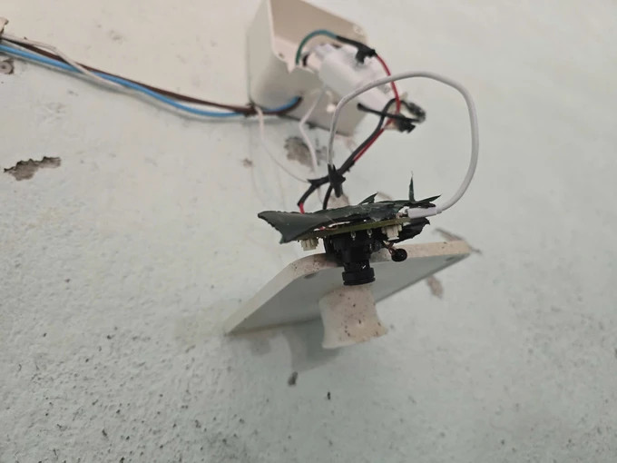 Chiếc camera quay lén được lắp trong phòng tắm.