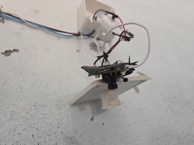 Chiếc camera quay lén được lắp trong phòng tắm.