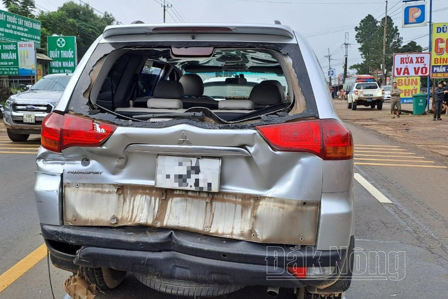 Xe con biển Đắk Nông bị hư hỏng nặng sau cú tông liên hoàn Xe con biển Đắk Nông bị hư hỏng nặng sau cú tông liên hoàn