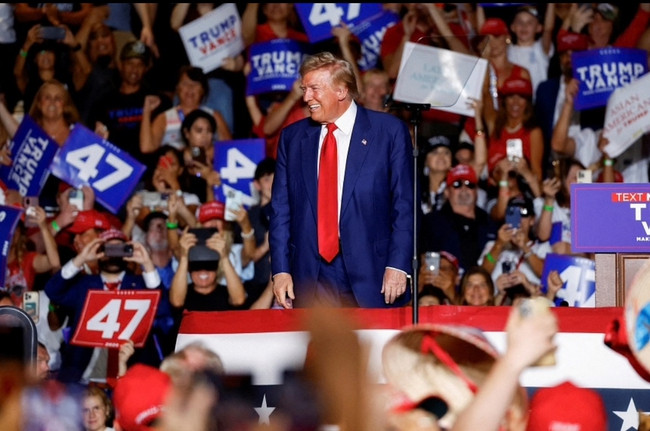 Cựu Tổng thống Mỹ Donald Trump đang cố gắng giành lại lợi thế chính trị trước đối thủ Đảng Dân chủ Kamala Harris sau vụ mưu sát hôm 15-9. Ảnh: Reuters Cựu Tổng thống Mỹ Donald Trump đang cố gắng giành lại lợi thế chính trị trước đối thủ Đảng Dân chủ Kamala Harris sau vụ mưu sát hôm 15-9. Ảnh: Reuters