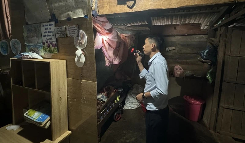 Cán bộ Trung tâm Kiểm soát bệnh tật tỉnh Đắk Lắk điều tra véc tơ gây bệnh tại nhà bệnh nhi. (Ảnh: Mai Lê) Cán bộ Trung tâm Kiểm soát bệnh tật tỉnh Đắk Lắk điều tra véc tơ gây bệnh tại nhà bệnh nhi. (Ảnh: Mai Lê)